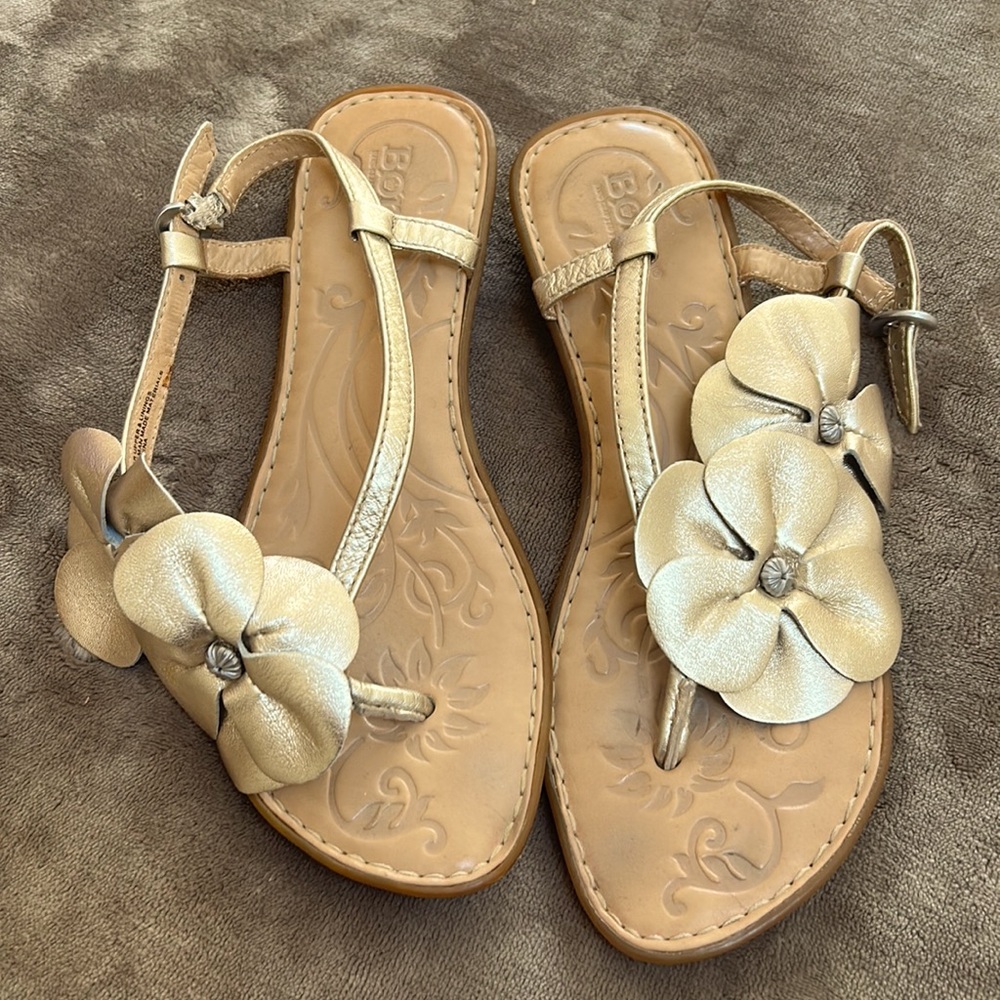 Metallic gold, born flat sandals - size 6